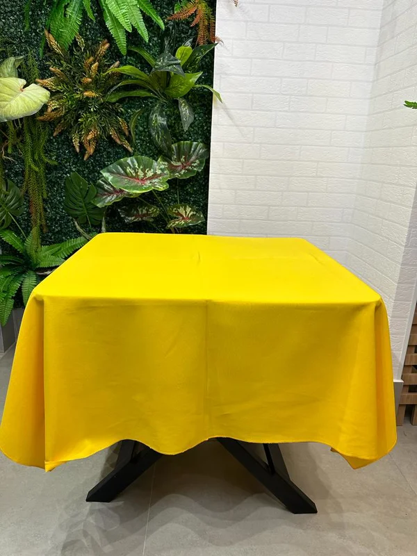 Toalha Quadrada de Oxford Amarelo Ouro medindo 1,50m x 1,50m