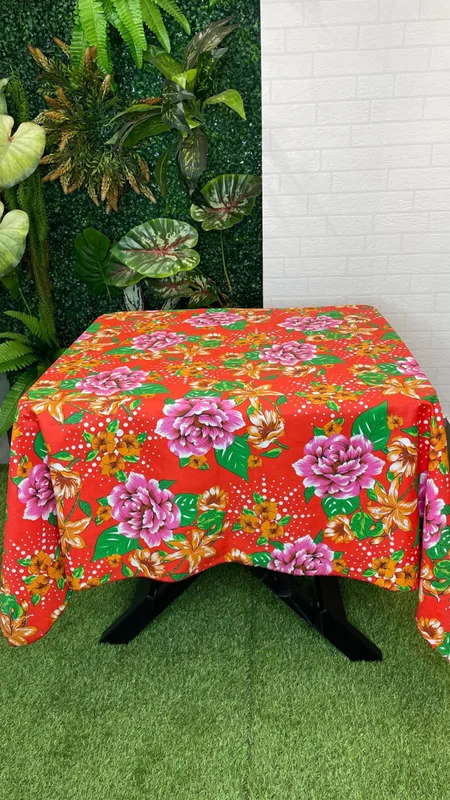 Toalha Floral Quadrada de Chita vermelha flor rosa medindo 1,50m x 1,50m 