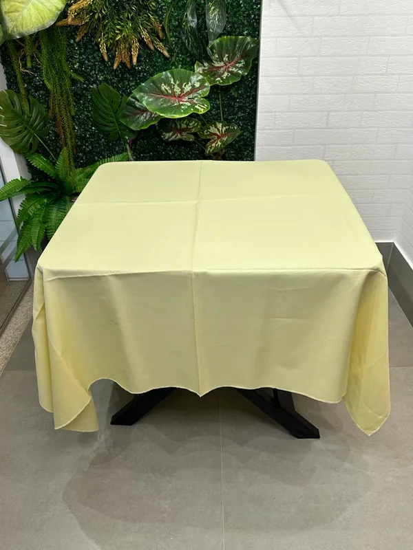 Toalha Quadrada de Oxford Amarelo Bebê medindo 1,50m x 1,50m
