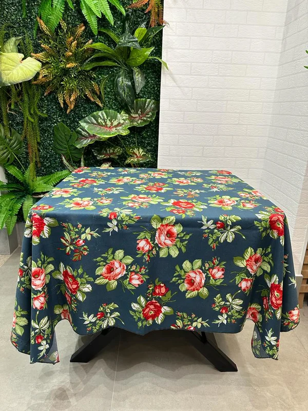 Toalha Floral Quadrada de Chita Azul petróleo medindo 1,50m x 1,50m 
