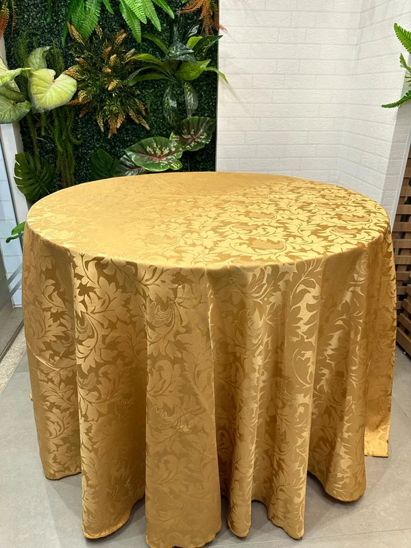 Toalha Redonda de Jackard Dourado medindo 2,80m de diâmetro