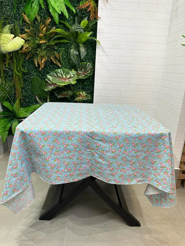 Toalha Floral Quadrada de Chita Azul Bebê mini Rosas medindo 1,50m x 1,50m 