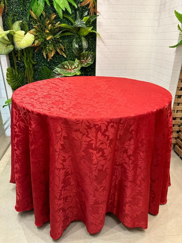 Toalha Redonda de Jackard Vermelho medindo 2,80m de diâmetro