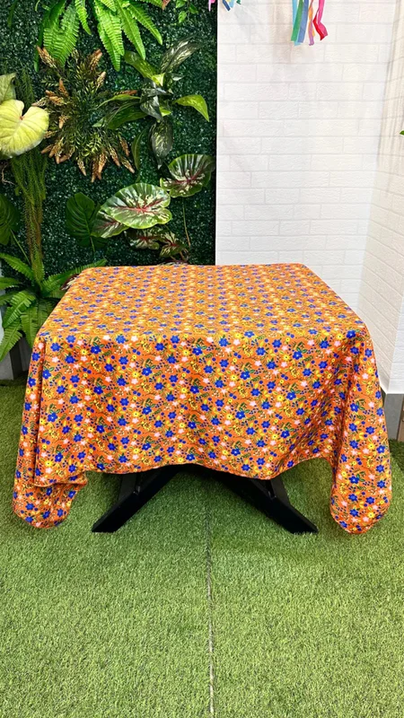 Toalha Floral Quadrada de Chita Laranja medindo 1,50m x 1,50m 