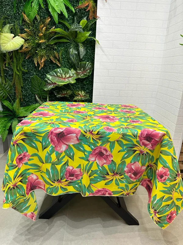 Toalha Floral Quadrada de Chita Amarelo medindo 1,50m x 1,50m 