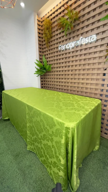 Toalha buffet Retangular de Jackard verde maçã medindo 2m x 3m